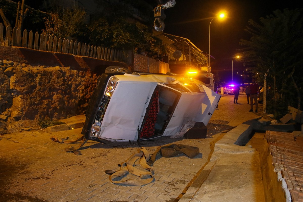 Uşak'ta bir binanın dışındaki merdiven boşluğuna düşen otomobildeki 1 kişi öldü, 1 kişi...