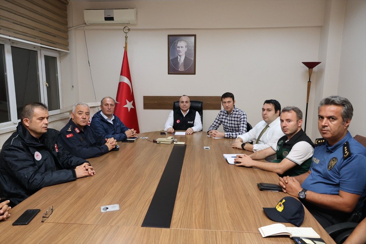 Artvin'de etkili olan yağışların ardından oluşan heyelan ve taşkınlar, 32 köy yolunu ulaşıma...