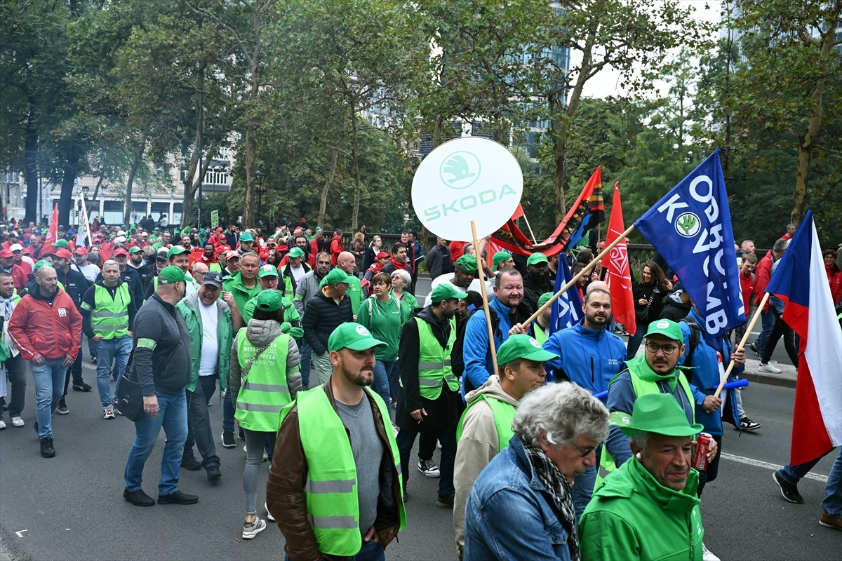 Belçika'daki çeşitli işçi sendikalarının çağrısıyla binlerce kişi, Brüksel Kuzey İstasyonu önünde...