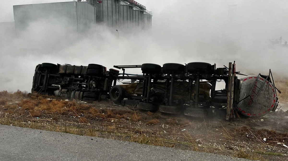 Konya Karapınar'da asit dolu tanker yoldan çıkarak devrildi