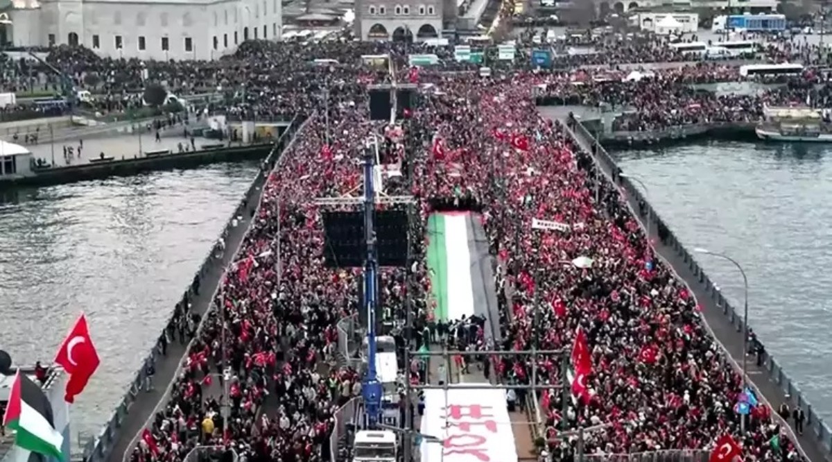 Binlerce İstanbullu Galata Köprüsü'nde Gazze için buluştu