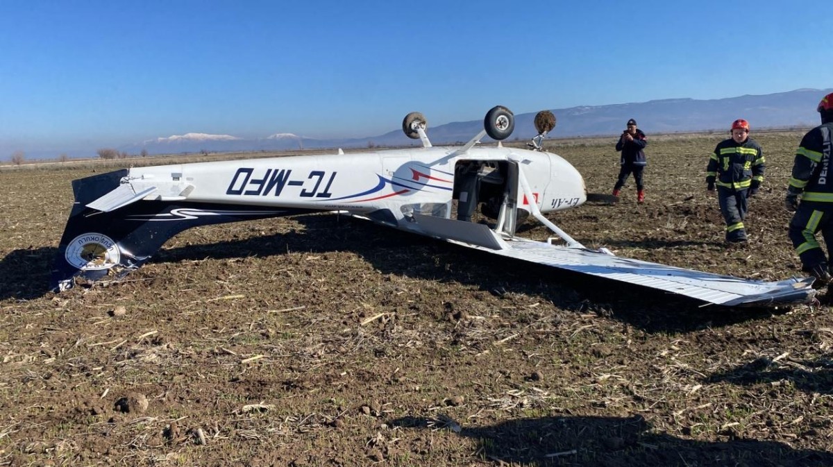 Sert iniş yapan eğitim uçağının pilotları faciadan kıl payı kurtuldu!