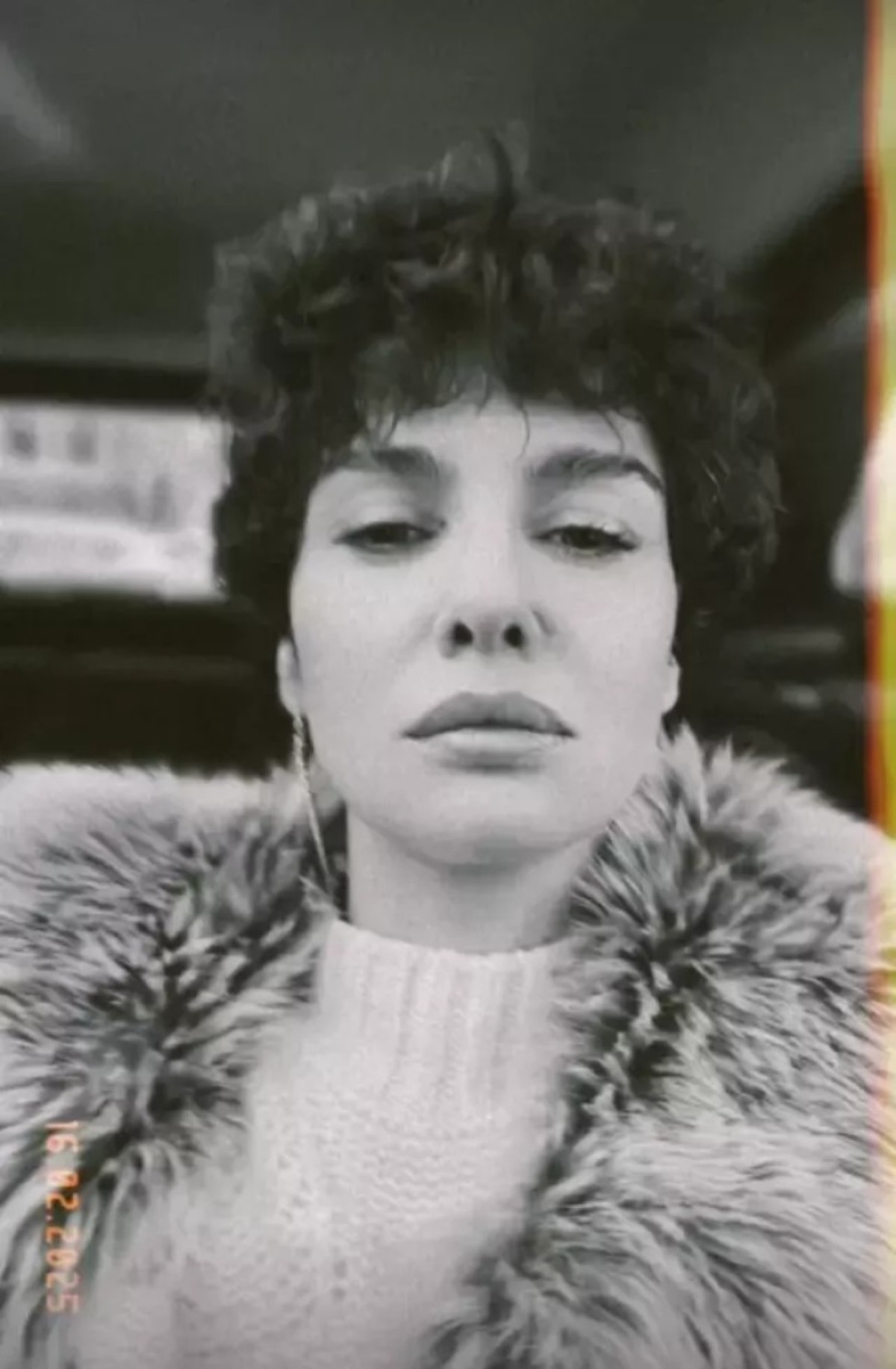 Birce Akalay'ın kısacık saçlı yeni imajı sosyal medyayı salladı!